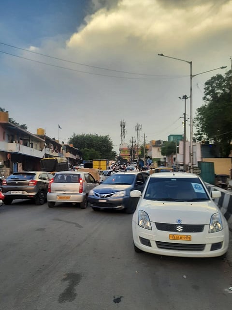 ನಂದಿನಿ ಬಡಾವಣೆಯಲ್ಲಿ ಟ್ರಾಫಿಕ್ ಭವಣೆ; ಕಿರಿದಾದ ರಸ್ತೆಯಿಂದ ನಿತ್ಯ ಕಿರಿಕಿರಿ