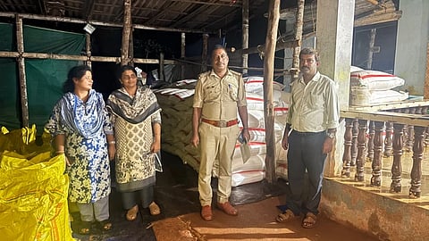 ವಶಪಡಿಸಿಕೊಂಡ ಯೂರಿಯಾ ರಸಗೊಬ್ಬರದ ಜತೆಗೆ ಪೊಲೀಸ್ ನಿರೀಕ್ಷಕ ಪ್ರಕಾಶ್ ದೇವಾಡಿಗ, ಕೃಷಿ ಅಧಿಕಾರಿ ನಂದನ ಶೆಣೈ ಪಿ. ಇದ್ದಾರೆ.