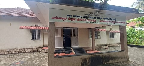 ವಿಟ್ಲದಲ್ಲಿ ಹಳೆಯ ಸಮುದಾಯ ಆರೋಗ್ಯ ಕೇಂದ್ರದ ಕಟ್ಟಡದಲ್ಲಿ ತೆರೆಯಲಾಗಿರುವ ಎಂಡೋಸಲ್ಪಾನ್ ಸಂತ್ರಸ್ತರ ಸಾಂತ್ವನ ಕೇಂದ್ರ.