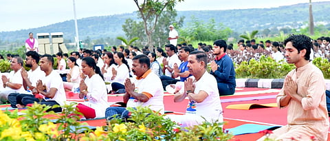 ಬೆಳಗಾವಿಯ ಸುವರ್ಣ ವಿಧಾನ ಸೌಧ ಆವರಣದಲ್ಲಿ ಭಾನುವಾರ ಜರುಗಿದ ಯೋಗ ದಿನಾಚರಣೆಯಲ್ಲಿ ಕೇಂದ್ರ ಸಚಿವ ಪ್ರಲ್ಹಾದ ಜೋಶಿ, ಮೊಹಮ್ಮದ್‌ರೋಷನ್, ಅಭಯ ಪಾಟೀಲ, ಪ್ರೀತಿ ಕಾಮಕರ ಇತರರು ಪಾಲ್ಗೊಂಡಿದ್ದರು.