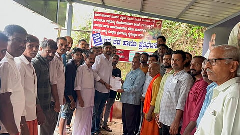 ಲೋಕೋಪಯೋಗಿ ಇಲಾಖೆ ಸಹಾಯಕ ಕಾರ್ಯನಿರ್ವಾಹಕ ಇಂಜಿನಿಯರ್ ಅವಿನಾಶ್ ಅವರಿಗೆ ಪ್ರತಿಭಟನಾಕಾರರು ಮನವಿ ನೀಡಿದರು. ಜಿಪಂ ಕಾರ್ಯನಿರ್ವಾಹಕ ಇಂಜಿನಿಯರ್ ವೇಣುಗೋಪಾಲ, ಸಹಾಯಕ ಕಾರ್ಯನಿರ್ವಾಹಕ ಇಂಜಿನಿಯರ್ ತಾರಾನಾಥ ಇದ್ದರು. 