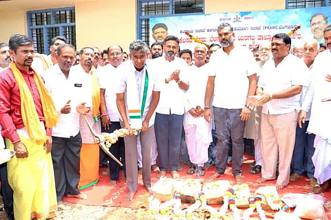 ಯರಗಟ್ಟಿ ಪಟ್ಟಣದ ಎಪಿಎಂಸಿ ಮಾರುಕಟ್ಟೆ ಆವರಣದಲ್ಲಿ ಶನಿವಾರ ಹಮ್ಮಿಕೊಂಡಿದ್ದ ವಿವಿಧ ಅಭಿವೃದ್ಧಿ ಕಾಮಗಾರಿಗೆ ಸತೀಶ ಜಾರಕಿಹೊಳಿ ಚಾಲನೆ  ನೀಡಿದರು. ವಿಶ್ವಾಸ ವೈದ್ಯ, ಚನ್ನರಾಜ ಹಟ್ಟಿಹೊಳಿ ಇತರರಿದ್ದರು.