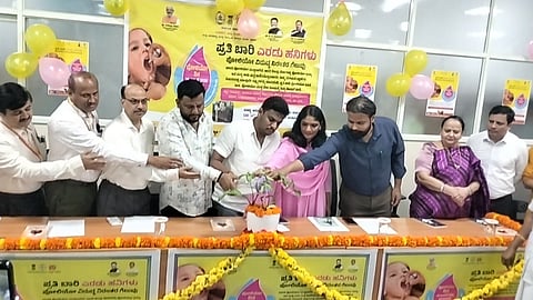 ಜಿಲ್ಲಾಡಳಿತ, ಜಿಲ್ಲಾ ಪಂಚಾಯಿತಿ, ಆರೋಗ್ಯ ಇಲಾಖೆ ವತಿಯಿಂದ ಹಿಮ್ಸ್ ಎಂ.ಸಿ.ಎಚ್ ಆಸ್ಪತ್ರೆಯಲ್ಲಿ ಆಯೋಜಿಸಲಾಗಿದ್ದ ಪಲ್ಸ್ ಪೋಲಿಯೋ ಅಭಿಯಾನಕ್ಕೆ ಸಂಸದ ಶ್ರೇಯಸ್ ಎಂ.ಪಟೇಲ್ ಚಾಲನೆ ನೀಡಿದರು. ಶಾಸಕ ಸ್ವರೂಪ್ ಪ್ರಕಾಶ್, ಜಿಲ್ಲಾಧಿಕಾರಿ ಲತಾಕುಮಾರಿ ಇತರರು ಇದ್ದರು.