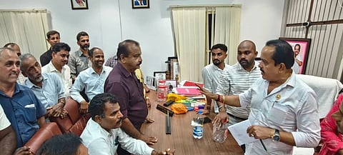 ಮಹಾರಾಷ್ಟ್ರದಲ್ಲಿ ಕರ್ನಾಟಕದ ಅಡಿಕೆ ಬೆಳೆಗೆ ಬೆಂಕಿ ಹಚ್ಚುತ್ತಿರುವ ಕುರಿತು ಅಡಿಕೆ ವ್ಯಾಪರಿಗಳು ಶಾಸಕ ಅಶೋಕ್‌ ಕುಮಾರ್‌ ರೈ ಅವರಿಗೆ ದೂರು ನೀಡಿದರು.