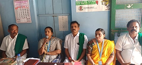  ರೈತ ಸಂಘದ ಕೇಂದ್ರ ಕಚೇರಿಯಲ್ಲಿ ಬ್ಯಾಂಕಿಂಗ್‌ ಸವಲತ್ತು ಮಾಹಿತಿ ಕಾರ್ಯಾಗಾರದಲ್ಲಿ ಗೀತಾ ಯಶೋಧರ್‌ ಮಾತನಾಡಿದರು. ಗೀತಾ ವಿಜಯ್‌, ಹರೀಶ್‌ ನಾಯಕ್‌, ನಿಮೇಶ್‌, ಹರಿಕೃಷ್ಣ ಇತರರಿದ್ದರು.
