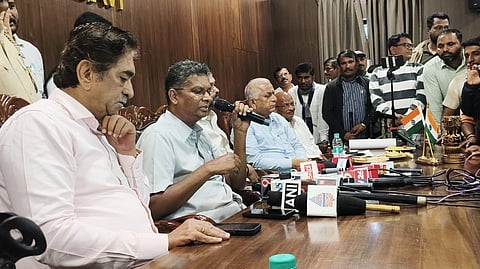 - ಸಚಿವ ಸತೀಶ ಜಾರಕಿಹೊಳಿ 