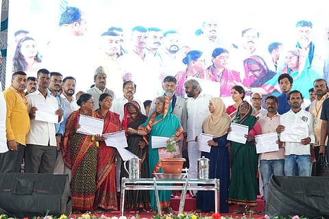 ಬೀದರ್ ನ ಬಸವಕಲ್ಯಾಣದಲ್ಲಿ ಸೋಮವಾರ ನಡೆದ ಅಕ್ಕಪಡೆ ಕಾರ್ಯಕ್ರಮದಲ್ಲಿ ಸಿಎಂ ಡಿ ಕೆ ಶಿವಕುಮಾರ್ ಅವರು ಮಾತನಾಡಿದರು. ಡಿಸಿಎಂ ಪರಮೇಶ್ವರ, ಸಚಿವರಾದ ಈಶ್ವರ ಖಂಡ್ರೆ, ಡಾ ಶರಣ್ ಪ್ರಕಾಶ್ ಪಾಟೀಲ್, ಸಂಸದ ಸಾಗರ್ ಖಂಡ್ರೆ, ಮಾಜಿ ಸಚಿವ ರಹೀಮ್ ಖಾನ್, ಎಂಎಲ್ಸಿಗಳಾದ ಬಸನಗೌಡ ಬಾದರ್ಲಿ, ಮಾಜಿ ಎಂಎಲ್ಸಿ ವಿಜಯ್ ಸಿಂಗ್ ಮತ್ತಿತರರು ಉಪಸ್ಥಿತರಿದ್ದರು.