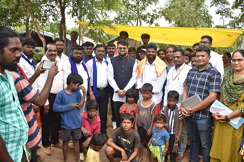 ಖಾನಾಪೂರ ತಾಲೂಕಿನ ಹಲಕರ್ಣಿ ಗ್ರಾಮ ಪಂಚಾಯತ ವ್ಯಾಪ್ತಿಯ ಇಂದಿರಾ ನಗರದಲ್ಲಿ ಹಕ್ಕಿ-ಪಿಕ್ಕಿ ಸಮುದಾಯದ ಜನರು ವಾಸವಿರುವ ಸ್ಥಳಕ್ಕೆ  ರಾಹುಲ್ ಶಿಂಧೆ ಭೇಟಿ