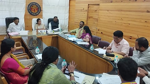  ಮಹಾ ನಗರ ಪಾಲಿಕೆಯಲ್ಲಿ ನಡೆದ ಸಿಟಿಸ್ 2.0 ಯೋಜನೆ ಅನುಷ್ಠಾನದ ಸಭೆಯಲ್ಲಿ  ಪ್ರೀತಿ ಕಾಮಕರ, ಹಣಮಂತ ಕೊಂಗಾಲಿ, ಆಯುಕ್ತ ಕಾರ್ತಿಕ ಎಂ.ಇತರರಿದ್ದರು.