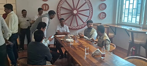 ಬೆಳಗಾವಿ ಜಿಪಂ ಆವರಣದಲ್ಲಿರುವ ಅಕ್ಕ ಕೆಫೆಯಲ್ಲಿ ಸೋಮವಾರ ಜಿಲ್ಲೆಯ್ಯದ್ಯಂತ ಅಕ್ಕೆ ಕೆಫೆ ವಿಸ್ತರಣೆ ಕುರಿತು ಚರ್ಚಿಸಿದರು. ಸಿಇಒ ರಾಹುಲ ಶಿಂಧೆ, ಕಾರ್ತಿಕ್.ಎಂ., ಕೆ.ರಾಮರಾಜನ್, ಸುನೀಲ  ಹನಮನ್ನವರ ಇತರರಿದ್ದರು.