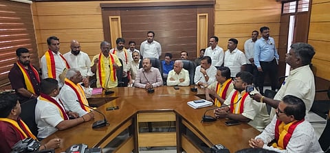 ಬೆಳಗಾವಿ ಪ್ರವಾಸಿ ಮಂದಿರದಲ್ಲಿ ಸಚಿವ ಡಾ.ಯತೀಂದ್ರ ಸಿದ್ದರಾಮಯ್ಯ ಕನ್ನಡಪರ ಸಂಘಟನೆಗಳೊಂದಿಗೆ ಸಭೆ ನಡೆಸಿದರು. ಅಶೋಕ ಚಂದರಗಿ, ಶ್ರೀನಿವಾಸ ತಾಳುಕರ್, ಮಹಾದೇವ ತಳವಾರ, ಲಕ್ಷ್ಮಣರಾವ ಚಿಂಗಳೆ ಇತರರಿದ್ದರು.
