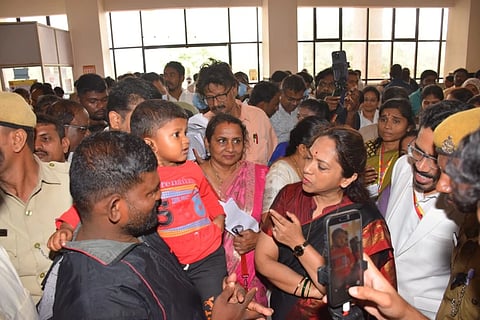  ಗದಗ ಜಿಲ್ಲಾಸ್ಪತ್ರೆಗೆ ಶುಕ್ರವಾರ ರಾಜ್ಯ ಮಹಿಳಾ ಆಯೋಗದ ಅಧ್ಯಕ್ಷೆ ಡಾ. ನಾಗಲಕ್ಷ್ಮಿಚೌಧರಿ ಭೇಟಿ ನೀಡಿ ಪರಿಶೀಲಿಸದರು. ಡಾ. ಬಸವರಾಜ ಬೊಮ್ಮನಹಳ್ಳಿ, ರಾಧಾ ಮಣ್ಣೂರು, ಡಾ. ನಂದಾ ಹಣಬರಹಟ್ಟಿ, ಎಂ. ಎಂ. ತುಂಬರಮಟ್ಟಿ ಇತರರು ಇದ್ದರು. 