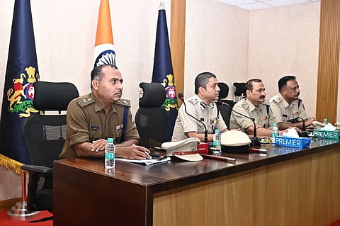  ಸಿವಿಲ್ ಪೊಲೀಸ್ ಕಾನ್ಸಟೇಬಲ್ ಲಿಖಿತಾ ಪರೀಕ್ಷೆಗೆ ಬಿಗಿ ಭದ್ರತೆ ಕುರಿತು ನಗರಪೊಲೀಸ್ ಆಯುಕ್ತ ಭೂಷಣ ಬೋರಸೆ ಅಧ್ಯಕ್ಷತೆಯಲ್ಲಿ ಸಭೆ ನಡೆಯಿತು. ಡಿಸಿಪಿ ನಾರಾಯಣ ಭರವಣಿ ಇತರರಿದ್ದರು.