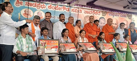ತಾವರೆಕೆರೆ ಗ್ರಾಮದಲ್ಲಿ ಆಯೋಜಿಸಿದ್ದ ಕೆಂಪೇಗೌಡ ಜಯಂತೋತ್ಸವದಲ್ಲಿ  ಶ್ರೀ ನಂಜಾವಧೂತ ಸ್ವಾಮೀಜಿ ವಿದ್ಯಾರ್ಥಿಗಳಿಗೆ ಪ್ರತಿಭಾ ಪುರಸ್ಕಾರ ನೆರವೇರಿಸಿದರು. ಶ್ರೀ ನಿಶ್ಚಲಾನಂದನಾಥ ಸ್ವಾಮೀಜಿ, ಇತರರಿದ್ದರು.