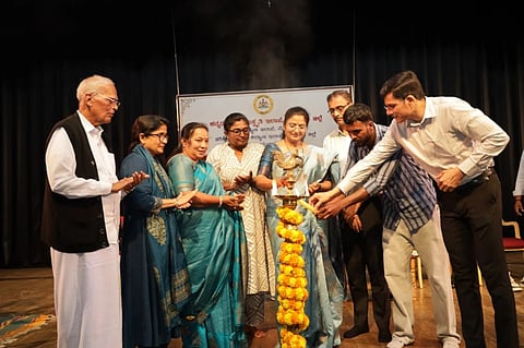 ಮೈಸೂರು ನಗರದ ಕಲಾಮಂದಿರ ಆವರಣದ ಕಿರುರಂಗ ಮಂದಿರದಲ್ಲಿ ಗುರುವಾರ ಆಯೋಜಿಸಿದ್ದ ಕಲಾ ತರಬೇತಿಯನ್ನು  ಕನ್ನಡ ಮತ್ತು ಸಂಸ್ಕೃತಿ ಇಲಾಖೆಯ ಜಂಟಿ ನಿರ್ದೇಶಕಿ ನಿರ್ಮಲಾ ಮಠಪತಿ ಉದ್ಘಾಟಿಸಿದರು. ಎಂ.ಕೆ.ಮಲ್ಲೇಶ್, ಕೆ.ಎಸ್. ಸರಸ್ವತಿ, ಮೋಹನ್ ಕುಮಾರಿ,  ಪುಟ್ಟಣಯ್ಯ ಹಾಗೂ ಇತರರು ಇದ್ದರು.