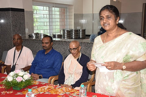 ಅಖಿಲ ಭಾರತ ವಾಕ್ ಮತ್ತು ಶ್ರವಣ ಸಂಸ್ಥೆಯಲ್ಲಿ ಉಪಹಾರ ವಿತರಿಸುವ ನೂತನ ಸೇವಾ ಕಾರ್ಯದ ಉದ್ಘಾಟನಾ ಸಮಾರಂಭದಲ್ಲಿ  ಸಂಸ್ಥೆಯ ನಿರ್ದೇಶಕಿ ಡಾ. ಪುಷ್ಪಾವತಿ ಮಾತನಾಡಿದರು. ಜಿ.ಪಂ. ಸಿಇಒ ಯುಕೇಶ್ ಕುಮಾರ್, ಇಸ್ಕಾನ್ ಸಂಸ್ಥೆಯ ಶ್ರೀ ಸ್ತೋಕ ಕೃಷ್ಣ ಸ್ವಾಮೀಜಿ ಹಾಗೂ ಇತರರು ಇದ್ದರು.