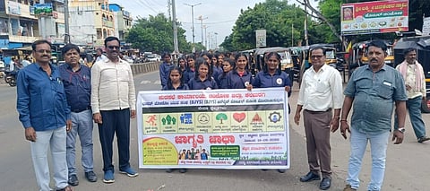 ಪಟ್ಟಣದಲ್ಲಿ ಪುರಸಭೆ ವತಿಯಿಂದ ಬುಧವಾರದಂದು ಸ್ಥಳಿಯ ಬಸ್ ನಿಲ್ದಾಣದ ಬಳಿ ಹಮ್ಮಿಕೊಂಡ ಭಾರತ ಜೋಡೋ ಯುವ ಸಂಘದ ನೋಂದಣಿ ಹಾಗೂ ಸಂಘದ ವಿವಿಧ ಸೇವಾ ಕ್ಷೇತ್ರಗಳ ಕುರಿತು ಸಾರ್ವಜನಿಕರಲ್ಲಿ ಜಾಗೃತಿ ಮೂಡಿಸುವ ಉದ್ದೇಶದಿಂದ ಬೃಹತ್ ಜಾಗೃತಿ ಜಾಥಾಕ್ಕೆ ಪುರಸಭೆ ಮುಖ್ಯಾಧಿಕಾರಿ ಕಾಶಿನಾಥ ಧನ್ನಿ ಚಾಲನೆ ನೀಡಿದರು. ಈ ವೇಳೆ ಕನ್ಯಾ ಪ್ರೌಢಶಾಲೆ ಮುಖ್ಯಗುರು ನಾಗಶೇಟ್ಟಿ ಭದ್ರಶೇಟ್ಟಿ, ಆನಂದ ಕಾಂಬಳೆ, ರೇಣುಕಾ, ಸುಮಂತ, ನಾಗೇಶ, ಶರಣಪ್ಪ, ಇದ್ರೀಶಪಾಶ ಸೇರಿದಂತೆ ಅನೇಕರು ಇದ್ದರು.