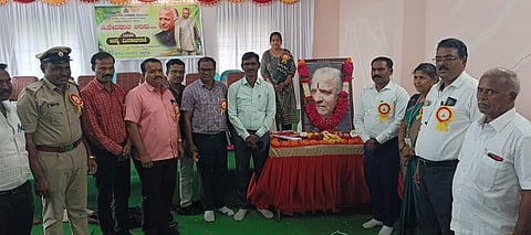 ಚಿಂಚೋಳಿ ಪಟ್ಟಣದ ಡಿ. ದೇವರಾಜ ಅರಸು ಭವನದಲ್ಲಿ ತಾಲೂಕು ಆಡಳಿತ ಹಾಗೂ ಹಿಂದುಳಿದ ವರ್ಗಗಳ ಕಲ್ಯಾಣ ಇಲಾಖೆಯ ಸಹಯೋಗದಲ್ಲಿ ಕರ್ನಾಟಕದ ಮಾಜಿ ಮುಖ್ಯಮಂತ್ರಿ, ಹಿಂದುಳಿದ ವರ್ಗಗಳ ಹರಿಕಾರ ಡಿ. ದೇವರಾಜ ಅರಸು ಅವರ 111ನೇ ಜನ್ಮದಿನಾಚರಣೆ ಸಮಾರಂಭದಲ್ಲಿ ತಹಸೀಲ್ದಾರ್ ಸುಬ್ಬಣ್ಣ ಜಮಖಂಡಿ ಅವರು ಡಿ. ದೇವರಾಜ ಅರಸು ಅವರ ಭಾವಚಿತ್ರಕ್ಕೆ ಪುಷ್ಪನಮನ ಸಲ್ಲಿಸಿದರು. ಈ ವೇಳೆ ತಾಲೂಕು ಹಿಂದುಳಿದ ವರ್ಗಗಳ ಕಲ್ಯಾಣ ಅಧಿಕಾರಿ ರಾಹುಲ ಪಂಚಶೀಲ, ಡಾ. ಎಮ್. ಎನ್. ಸುಲ್ತಾನಪುರ, ಪುರಸಭೆ ಮುಖ್ಯಾಧಿಕಾರಿ ಕಾಶಿನಾಥ ಧನ್ನಿ, ಹಸನ ಹುಸೇನ್, ಡಾ. ಅತೀಕ, ಡಾ. ಮಲ್ಲಿಕಾರ್ಜುನ ಪಾಲಮೂರ, ಅಶೋಕ ಹೂವಿನಬಾವಿ ಇತರರು ಇದ್ದರು.