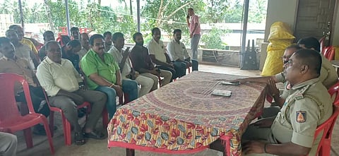 ಈದ್ ಮಿಲಾದ್ ಶಾಂತಿಸಭೆಯಲ್ಲಿ ವಿಟ್ಲ ಠಾಣೆ ಪೊಲೀಸ್ ನಿರೀಕ್ಷಕ ಪ್ರಕಾಶ್ ದೇವಾಡಿಗ ಮಾತನಾಡಿದರು. ಉಪನಿರೀಕ್ಷಕರಾದ ರತನ್ ಕುಮಾರ್, ಬಿ.ಎಸ್.ನಾಯಕ್ ಮೊದಲಾದವರು ಉಪಸ್ಥಿತರಿದ್ದರು.