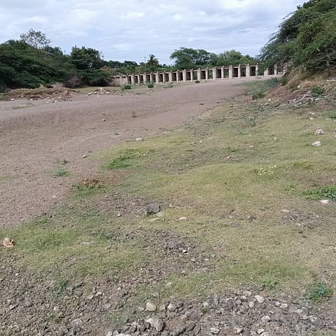 ಇಂಡಿ ತಾಲೂಕಿನ ಹಿರೇಮಸಳಿಯಲ್ಲಿ ಬರಿದಾದ ಹಳ್ಳ.