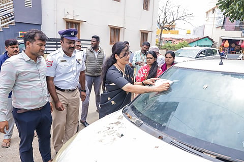 ಮೈಸೂರು ನಗರದಲ್ಲಿ ದೀರ್ಘಕಾಲದಿಂದ ಒಂದೆಡೆ ನಿಲುಗಡೆ ಮಾಡಿರುವ ವಾಹನಗಳನ್ನು ತೆರವುಗೊಳಿಸಲು ನಗರ ಪಾಲಿಕೆ ಆಯುಕ್ತೆ ಎಂ.ಕೆ. ಸವಿತಾ ವಾಹನಗಳಿಗೆ ಸ್ಟಿಕ್ಕರ್ ಅಂಟಿಸುವ ಕಾರ್ಯಕ್ಕೆ ಮಂಗಳವಾರ ಚಾಲನೆ ನೀಡಿದರು.