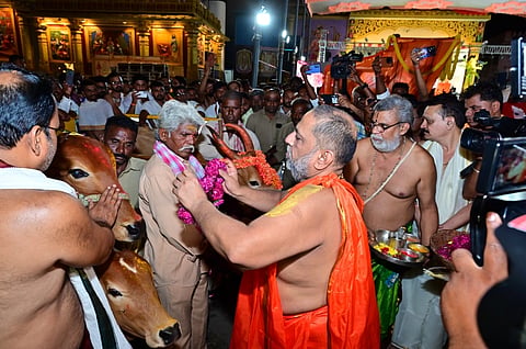 ಮಂತ್ರಾಲಯದ  ಶ್ರೀ ರಾಘವೇಂದ್ರಸ್ಚಾಮಿ ಮಠದಲ್ಲಿ ಗುರು ರಾಯರ 355ನೇ ಆರಾಧನಾ ಮಹೋತ್ಸವಕ್ಕೆ ಶ್ರೀಮಠದ ಪೀಠಾಪತಿ ಶ್ರೀ ಸುಬುಧೇಂದ್ರ ತೀರ್ಥರು ಗುರುವಾರ ಸಂಜೆ  ಗೋವು, ಆಶ್ವ ಪೂಜೆ ಸಲ್ಲಿದರು.