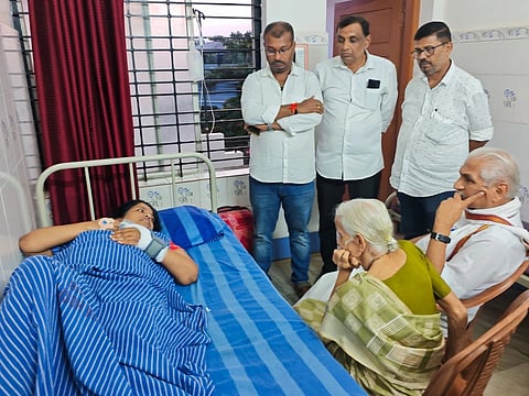 ದರ್ಬೆ ಘಟನೆಯಲ್ಲಿ ಗಾಯಗೊಂಡು ಪುತ್ತೂರಿನ ಆಸ್ಪತ್ರೆಯಲ್ಲಿ ಚಿಕಿತ್ಸೆ ಪಡೆಯುತ್ತಿರುವ ಅಂಜನಾ ಪೈ ಅವರನ್ನು ಹಿಂದು ಮುಖಂಡ ಡಾ.ಕಲ್ಲಡ್ಕ ಪ್ರಭಾಕರ ಭಟ್, ಕಮಲಾ ಪ್ರಭಾಕರ ಭಟ್ ಭೇಟಿ ಮಾಡಿ ಆರೋಗ್ಯ ವಿಚಾರಿಸಿದರು.