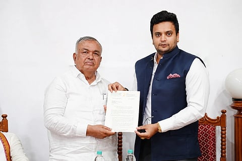 ಮಾನವ-ಆನೆ ಸಂಘರ್ಷ ತಡೆಗೆ ಅಗತ್ಯ ಕ್ರಮಕ್ಕೆ ಆಗ್ರಹಿಸಿ ಸಂಸದ ಯದುವೀರ್ ಅವರು ನಗರದಲ್ಲಿ ಅರಣ್ಯ ಸಚಿವ ರಾಮಲಿಂಗಾರೆಡ್ಡಿ ಅವರಿಗೆ ಸಲ್ಲಿಸಿದರು.