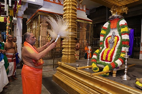 ರಾಯರ 355 ನೇ ಆರಾಧನೆ ನಿಮಿತ್ತ ಶ್ರೀಮಠದ ಪೀಠಾಧಿಪತಿ ಶ್ರೀ ಸುಬುಧೇಂದ್ರ ತೀರ್ಥರು ಪ್ರಹ್ಲಾದ್ ರಾಜರ ಉತ್ಸವ ಮೂರ್ತಿಗೆ ವಿಶೇಷ ಪೂಜೆ ಸಲ್ಲಿಸಿದರು.
