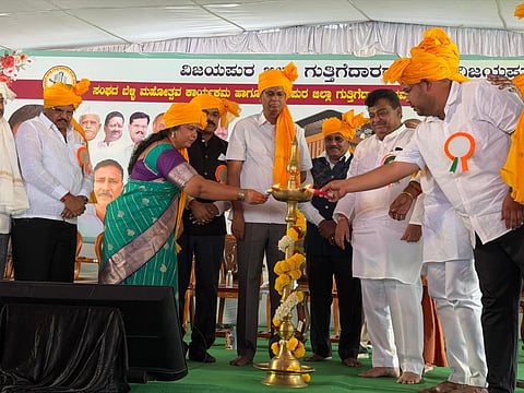 ವಿಜಯಪುರ ನಗರದಲ್ಲಿ ನಡೆದ ಗುತ್ತಿಗೆದಾರರ ಸಂಘದ ಭವನ ನಿರ್ಮಾಣದ ಭೂಮಿ ಪೂಜೆಯನ್ನು ಸಚಿವ ಸತೀಶ ಜಾರಕಿಹೊಳಿ ನೆರವೇರಿಸಿದರು. ಸಚಿವ ಎಂ.ಬಿ. ಪಾಟೀಲ, ಶಾಸಕ ವಿಠಲ ಕಟಕದೊಂಡ ಮತ್ತಿತರರಿದ್ದಾರೆ.