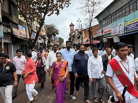   ಬೆಳಗಾವಿ ನಗರದಲ್ಲಿ ಗಣೇಶ ವಿಸರ್ಜನೆ ಮೆರವಣಿಗೆ ಮಾರ್ಗಗಳನ್ನು  ಪ್ರೀತಿ ಕಾಮಕರ್, ಕಾರ್ತಿಕ್.ಎಂ. ಪರಿಶೀಲಿಸಿದರು. ಸಂತೋಷ ಪೇಡ್ನೇಕರ ಇತರರಿದ್ದರು.