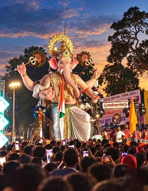 ಕಲಾವಿದರ ಕೈಚಳಕದಲ್ಲಿ ಅರಳಿದ ಭವ್ಯ ಗಣೇಶ 