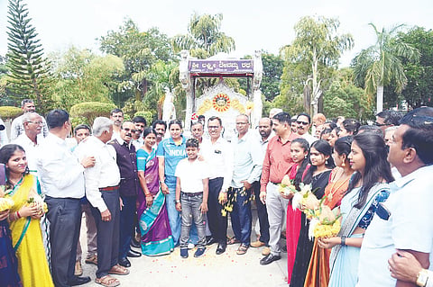 ಪ್ಯಾರಾ ಅಥ್ಲೀಟ್ ಕೆ.ಎಸ್. ಶಿಲ್ಪಾ ಅವರನ್ನು ಮೆರವಣಿಗೆಯಲ್ಲಿ ಕರೆತರಲಾಯಿತು.