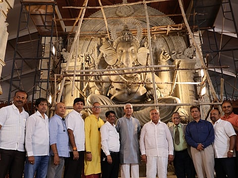 ಬಸವನಗುಡಿ ಎ.ಪಿ.ಎಸ್​. ಕಾಲೇಜಿನಲ್ಲಿ ನಡೆಯಲಿರುವ 64ನೇ ಗಣೇಶೋತ್ಸವ ನಿಮಿತ್ತ ನಿರ್ಮಿಸಲಾಗಿರುವ 21 ಅಡಿ ಎತ್ತರದ ಜೆಡಿ ಮಣ್ಣಿನ ಗಣೇಶನ ಮೂರ್ತಿಯನ್ನು ಸಚಿವ ರಾಮಲಿಂಗಾರೆಡ್ಡಿ ವೀಕ್ಷಿಸಿದರು. ಶ್ರೀ ವಿದ್ಯಾರಣ್ಯ ಯುವಕರ ಸಂಘದ ಟ್ರಸ್ಟಿಗಳು ಇದ್ದರು.