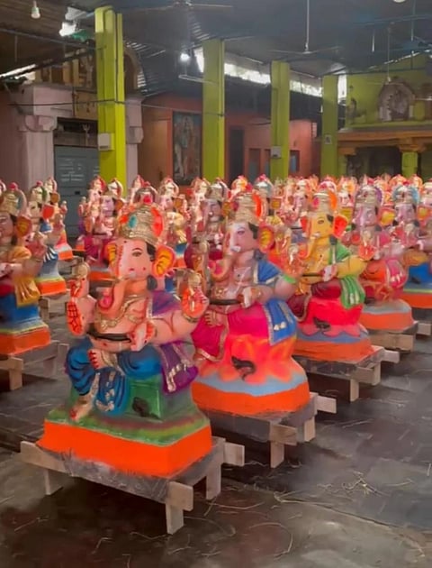 ಉಚಿತವಾಗಿ ಹಂಚಲು ಖರೀದಿಸಿರುವ ಗಣೇಶ ಮೂರ್ತಿಗಳು