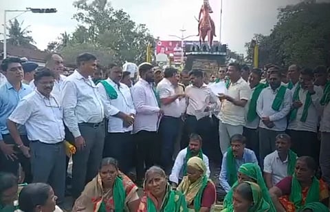  ಬೆಳಗಾವಿ ಜಿಲ್ಲಾಧಿಕಾರಿ ಕಚೇರಿ ಆವರಣದಲ್ಲಿ ಶುಕ್ರವಾರ ರೈತರು ಪ್ರತಿಭಟನೆ ನಡೆಸಿದರು. ಚೂನಪ್ಪ ಪೂಜೇರಿ, ಪ್ರಕಾಶ ನಾಯಕ, ಶಿವಾನಂದ ಮುಗಳಿಹಾಳ, ಸತ್ಯಪ್ಪ ಮಲ್ಲಾಪುರೆ ಇತರರಿದ್ದರು.