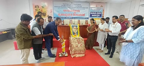ತಾಲೂಕು ಮಟ್ಟದ ಅಂತಾರಾಷ್ಟ್ರೀಯ ಪ್ರಜಾಪ್ರಭುತ್ವ ದಿನಾಚರಣೆ ನ್ಯಾಯಾಽಶ ಸದಾನಂದ ನಾಗಪ್ಪ ನಾಯ್ಕ ಉದ್ಘಾಟಿಸಿದರು. ರವಿಕುಮಾರ, ಸಂತೋಷ್ ಕುಮಾರ್ ಕೆ, ಚಂದ್ರಾವತಿ ಇದ್ದರು.