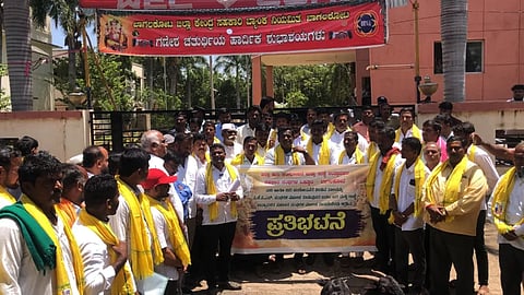 ಬಾಗಲಕೋಟೆ ಡಿಸಿಸಿ ಬ್ಯಾಂಕ್ ಎದುರು ಕುರಿ ಸಂಗೋಪನೆ ಮತ್ತು ಉಣ್ಣೆ ಉತ್ಪಾದಕ ಸಹಕಾರ ಸಂಘಗಳಿಗೆ ಸಾಲ ಹಾಗೂ ಇತರೆ ಸೌಲಭ್ಯಗಳನ್ನು ನೀಡಬೇಕು ಎಂದು ಆಗ್ರಹಿಸಿ ಸಂಘಗಳ ಒಕ್ಕೂಟದಿಂದ ಕುರಿಗಳ ಸಮೇತ ಪ್ರತಿಭಟನೆ ನಡೆಸಿದರು. ಮಹಾಲಿಂಗ ಮಾಯಣ್ಣವರ, ಶಿವಲಿಂಗ ನಿಂಗನೂರ, ಈರಣ್ಣ ಹಳೆಗೌಡರ, ಸಂಜೀವ ಹಾಡಕರ, ಮಲ್ಲಪ್ಪ ಸಿಂಗಡಿ, ಮಹೇಶ ಬೆಂಕಿ, ವೀರಣ್ಣ ಹಳೇಗೌಡ ಇತರರಿದ್ದರು.