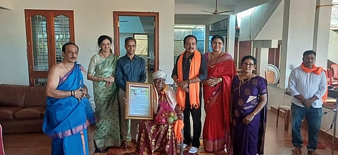 ಕೊಡುಗೈದಾನಿ ನಿವೃತ್ತ ಶಿಕ್ಷಕಿ ರೇವತಿ ಆಕಿರೆಬರೆ ಅವರನ್ನು ಸನ್ಮಾನಿಸಲಾಯಿತು. ಪ್ರಮುಖರಾದ ಅಶೋಕ್ ಕುಮಾರ್ ರೈ, ಸುಮಾ ಅಶೋಕ್, ಸತ್ಯಶಂಕರ ಭಟ್, ರಂಜಿತಾ ಸತ್ಯಶಂಕರ್, ಈಶ್ವರ ಭಟ್, ಜಯಶ್ರೀ ಈಶ್ವರ ಭಟ್ ಉಪಸ್ಥಿತರಿದ್ದರು.