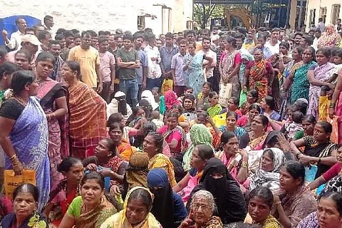 ಬ್ಯಾಡಗಿಯ ಪುರಸಭೆ ಎದುರು ನೂರಾರು ಬಡವರು ನಿವೇಶನ ಹಕ್ಕುಪತ್ರ ನೀಡುವಂತೆ ಆಗ್ರಹಿಸಿ ಪ್ರತಿಭಟನೆ ನಡೆಸಿದರು. 