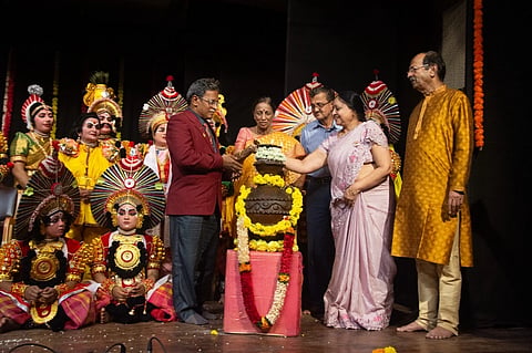 ಕನ್ನಡ ಭವನದಲ್ಲಿ ಹಮ್ಮಿಕೊಂಡಿದ್ದ ಮಹಿಳಾ ಯಕ್ಷೋತ್ಸವ ಕಾರ್ಯಕ್ರಮಕ್ಕೆ ಹಿರಿಯ ಲೇಖಕಿ ಡಾ.ಆರ್.ಪೂರ್ಣಿಮಾ ಚಾಲನೆ ನೀಡಿದರು. ಸಂಸ್ಥೆಯ ನಿರ್ದೇಶಕಿ ಗೌರಿ ಕೆ. ಸಾಸ್ತಾನ, ಯಕ್ಷಗುರು ಶ್ರೀನಿವಾಸ ಸಾಸ್ತಾನ ಮತ್ತಿತತರರು ಉಪಸ್ಥಿತರಿದ್ದರು. 