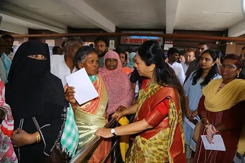 ಮೆಗ್ಗಾನ್ ಆಸ್ಪತ್ರೆಯಲ್ಲಿ ರಾಜ್ಯ ಮಹಿಳಾ ಆಯೋಗದ ಅಧ್ಯಕ್ಷೆ ಡಾ. ನಾಗಲಕ್ಷ್ಮಿ ಚೌಧರಿ ಭೇಟಿ ನೀಡಿ ರೋಗಿಗಳಿಂದ ಮಾಹಿತಿ ಪಡೆದರು.