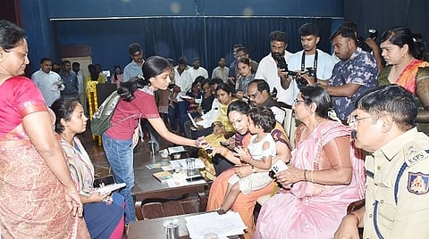 ತುಮಕೂರಿನಲ್ಲಿ ಮಹಿಳಾ ಆಯೋಗ ನಿಮ್ಮ ಮನೆ ಬಾಗಿಲಿಗೆ ಕಾರ್ಯಕ್ರಮದಡಿ ಮಹಿಳಾ ಜನ ಸುನ್ವಾಯಿ ಕುಂದುಕೊರತೆಯನ್ನು ಡಾ.ನಾಗಲಕ್ಷ್ಮೀ ಚೌಧರಿ ಆಲಿಸಿದರು. ಡಾ.ಎನ್​.ತಿಪ್ಪೇಸ್ವಾಮಿ, ಬಿ.ಶುಭ, ಪುರುಷೋತ್ತಮ್​ ಮತ್ತಿತರರು ಇದ್ದರು. 