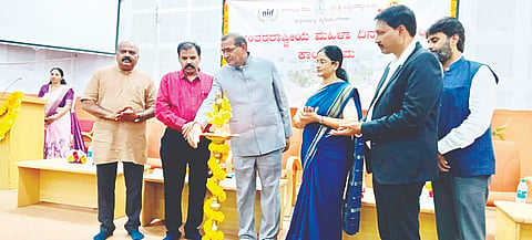 ಕರ್ನಾಟಕ ರಾಜ್ಯ ಮುಕ್ತ ವಿಶ್ವವಿದ್ಯಾಲಯದಲ್ಲಿ ಆಯೋಜಿಸಿದ್ದ ಮಹಿಳಾ ದಿನಾಚರಣೆಯಲ್ಇಲ ಎಂ.ಕೆ.ಸವಿತಾ, ಪ್ರೊ.ಶರಣಪ್ಪ ವಿ.ಹಲಸೆ ಅಧ್ಯಕ್ಷತೆ ವಹಿಸಿದ್ದರು. ಪ್ರೊ.ನವೀನ್‌ಕುಮಾರ್, ಪರೀಕ್ಷಾಂಗ ಕುಲಸಚಿವ ಡಾ.ಸಿ.ಎಸ್.ಆನಂದ್‌ಕುಮಾರ್, ಡೀನ್ ರಾಮನಾಥನಾಯ್ಡು, ಚಂದ್ರುಗೌಡ ಇತರರು ಇದ್ದರು.