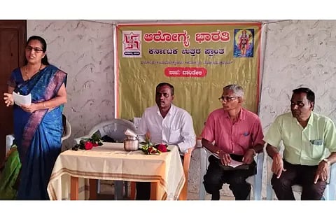 ದಾಂಡೇಲಿಯ ಶಂಕರ ಮಠದಲ್ಲಿ ಮಹಿಳೆಯರಿಗಾಗಿ (Women)ಭಾನುವಾರ ಹಮ್ಮಿಕೊಂಡಿದ್ದ ಆಹಾರ ಮತ್ತು ಆರೋಗ್ಯ ಜಾಗೃತಿ ಕಾರ್ಯಕ್ರಮದಲ್ಲಿ ಡಾ.ರೇಖಾ ಹೆಗಡೆ ಮಾತನಾಡಿದರು. ಸುರೇಶ ಹೆಗಡೆ, ಸುಧಾಕರ ಶೆಟ್ಟಿ, ಶೋಭಾ ಮುದ್ದಪ್ಪನವರ, ಇತರರಿದ್ದರು. 