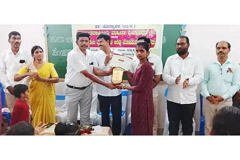 ಹೊನ್ನಾವರ ತಾಲೂಕಿನ ಮಂಕಿ ತಾಳಮಕ್ಕಿಯಲ್ಲಿ ಮಹಿಳಾ ದಿನಾಚರಣೆ ಕಾರ್ಯಕ್ರಮದಲ್ಲಿ ಆಯೋಜಿಸಿದ್ದ ಸ್ಪರ್ಧೆಯಲ್ಲಿ ವಿಜೇತರಾದವರಿಗೆ ಬಹುಮಾನ ವಿತರಿಸಲಾಯಿತು. ಅಣ್ಣಪ್ಪ ಎಂ. ನಾಯ್ಕ, ಪುಟ್ಟೇ ಗೌಡ, ಉಲ್ಲಾಸ ನಾಯ್ಕ ಇತರರಿದ್ದರು.