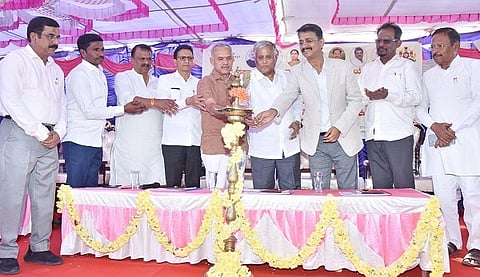 ತುಮಕೂರು ತಾಲೂಕು ವಸಂತನರಸಾಪುರದಲ್ಲಿ ನಿರ್ಮಿಸಲು ಉದ್ದೇಶಿಸಿರುವ ಉದ್ಯೋಗಿತ ಮಹಿಳಾ ವಸತಿ ಸಂಕೀರ್ಣ ಶಂಕಸ್ಥಾಪನೆ ಸಮಾರಂಭವನ್ನು  ಕೇಂದ್ರ ಸಚಿವ ವಿ.ಸೋಮಣ್ಣ ಉದ್ಘಾಟಿಸಿದರು. ಶಾಸಕರಾದ ಬಿ.ಸುರೇಶಗೌಡ, ಜಿ.ಬಿ.ಜ್ಯೋತಿಗಣೇಶ್​, ಡಾ.ಎಂ.ಮಹೇಶ್​, ಹರೀಶ್​, ಎಚ್​.ಎಸ್​.ರವಿಶಂಕರ್​ ಮತ್ತಿತರರು ಇದ್ದರು. 