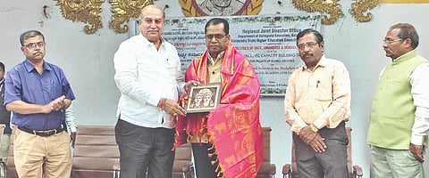 ಕಲಬುರಗಿ ದೊಡ್ಡಪ್ಪ ಅಪ್ಪ ಸಭಾ ಮಂಟಪದಲ್ಲಿ ಪದವಿ ಕಾಲೇಜಿನ ಪ್ರಾಧ್ಯಾಪಕರಿಗೆ ಬುಧವಾರ ಆಯೋಜಿಸಿದ್ದ ಕಾರ್ಯಾಗಾರದಲ್ಲಿ ಕಾಲೇಜು ಶಿಕ್ಷಣ ಇಲಾಖೆ ಪ್ರಾದೇಶಿಕ ಜಂಟಿ ನಿರ್ದೇಶಕ ಗೊಳ್ಳೆ ಶಿವಶರಣ ಅವರನ್ನು ಶರಣಬಸವೇಶ್ವರ ವಿದ್ಯಾವರ್ಧಕ ಸಂದ ಕಾರ್ಯದರ್ಶಿ ಬಸವರಾಜ ದೇಶಮುಖ ಸತ್ಕರಿಸಿದರು. ಡಾ.ಸುರೇಶಕುಮಾರ ನಂದಗಾಂವ, ಡಾ.ರಾಮಕೃಷ್ಣ ರೆಡ್ಡಿ, ಡಾ.ದಶರಥ ಮೇತ್ರೆ ಇತರರಿದ್ದರು.