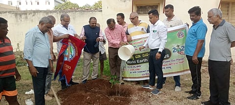  ಮಂಡ್ಯ ನಗರದ ಡಾ.ಬಿ.ಆರ್.ಅಂಬೇಡ್ಕರ್ ವೃತ್ತದ ಎಸ್.ಕೆ.ಗುಂಡೂರಾವ್ ಉದ್ಯಾನದಲ್ಲಿ ಸಸ್ಯ ನೆಡಲಾಯಿತು.