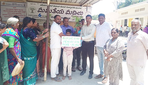ಮಂಡ್ಯ ವೈದ್ಯಕೀಯ ವಿಜ್ಞಾನಗಳ ಸಂಸ್ಥೆ(ಮಿಮ್ಸ್)ಯ ಮಮತೆಯ ಮಡಿಲು ಆವರಣದಲ್ಲಿ ವಿಶ್ವ ಭೂ ದಿನದ ಅಂಗವಾಗಿ ಸಸಿ ವಿತರಿಸಲಾಯಿತು.